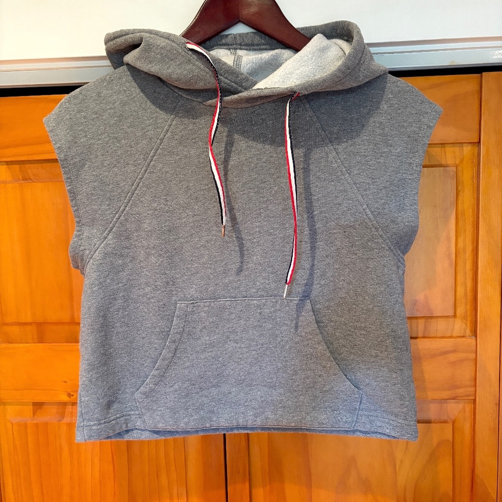 Mossimo Sleeveless Cropped Hoodie Sweatshirt in Gray Size Small, Kangaroo Pocket